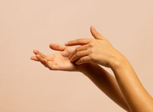 Ako primetite CRVENILO NA DLANOVIMA - možda je u pitanju opasna bolest jetre, pravac kod lekara!