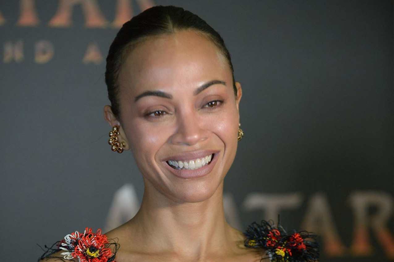 Cvetna bajka na crvenom tepihu: Zoi Saldana unela dah proleća na premijeri "Avatara"