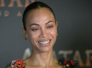 Cvetna bajka na crvenom tepihu: Zoi Saldana unela dah proleća na premijeri "Avatara"