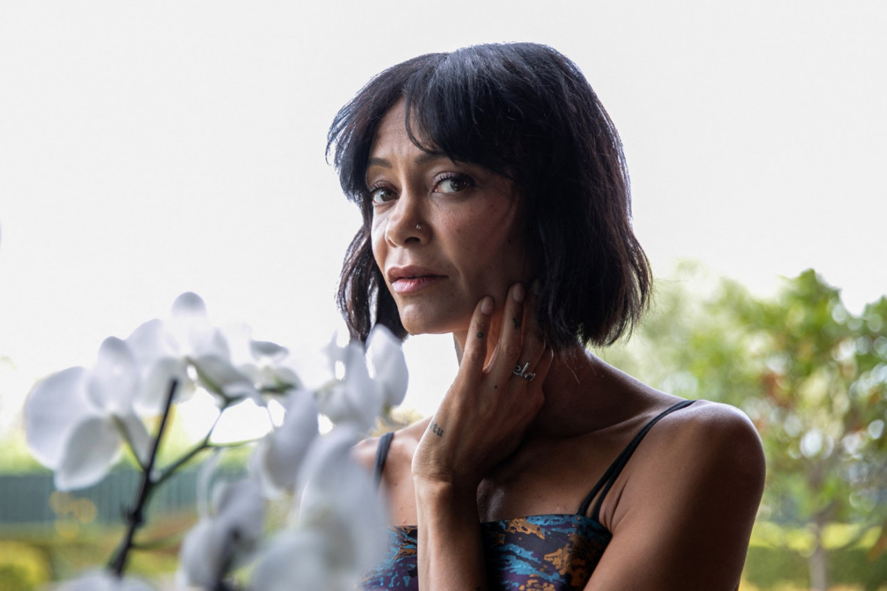 Glumica prošetala u zapanjujućem izdanju: Zlatna boja blješti, a mala tetovaža na neočekivanom mestu parališe poglede (FOTO)