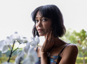 Glumica prošetala u zapanjujućem izdanju: Zlatna boja blješti, a mala tetovaža na neočekivanom mestu parališe poglede (FOTO)