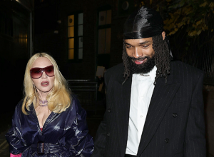 Ima 67, šeta 38 godina mlađeg dečka, a stajling čista provokacija: Madona ponovo šokira javnost