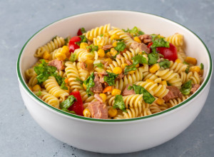 Posna salata sa tunjevinom: 15 minuta do neodoljivo ukusnih zalogaja