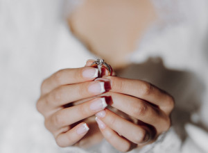 Zašto se VERENIČKI PRSTEN nosi na domalom prstu: Istina se krije u tradiciji koja traje vekovima