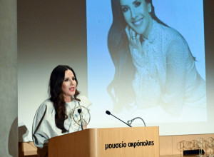 TAMARA VUČIĆ dokazala da je mala crna haljina idealna za svaku priliku - čipka i crveni karmin i praznici mogu da počnu!