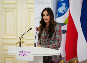 Tamara Vučić zablistala u PRIPIJENOJ haljini: Zbog BOJE se svi okreću za njom, a tek da vidite koliko joj dobro stoji (FOTO)