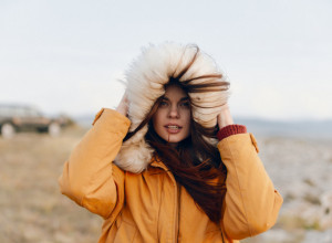 Svi čitavog života nosimo KRZNENU KAPULJAČU pogrešno – zato nas ne štiti od vetra i hladnoće! (VIDEO)