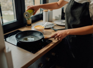 Kako napraviti savršenu ZAPRŠKU BEZ GRUDVICA: Dva trika kuvara koje svako mora da zna