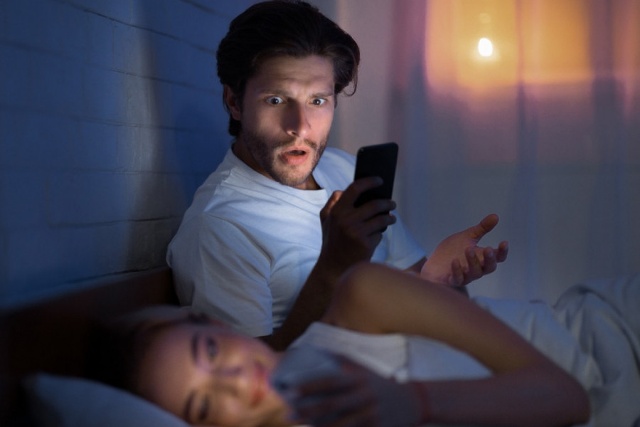 Moja žena vodi DVOSTRUKI ŽIVOT: Ono što sam našao u njenom telefonu ne bih poželeo nikome, a onda je usledio POZIV!