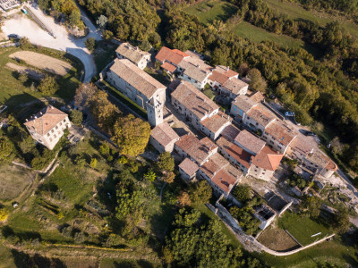 Hum ima status grada i jasno definisanu gradsku strukturu