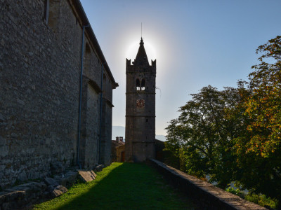  Grad je okružen čvrstim kamenim zidinama, a ulaz mu čuvaju masivna vrata iz 1562. godine