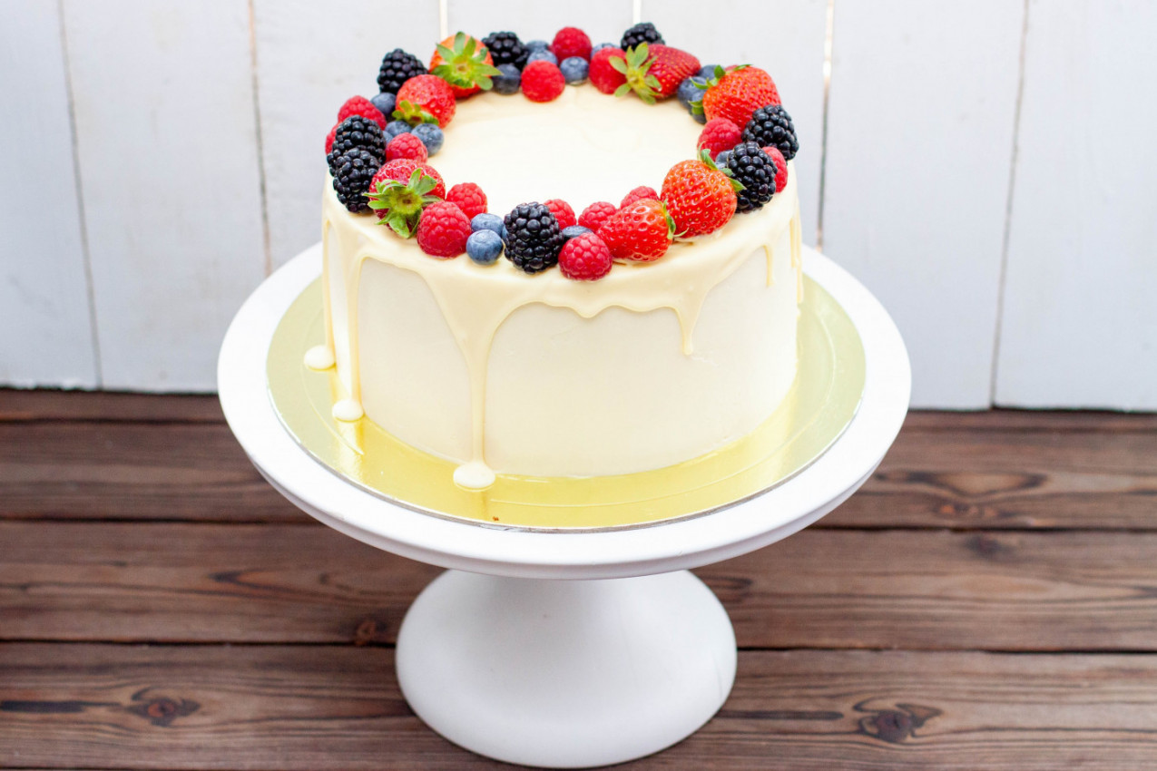 Kolač sa dva fila - osvaja i izgledom i ukusom: Recept za tuti fruti poslasticu