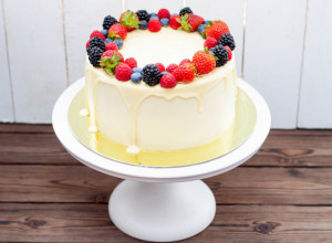 Kolač sa dva fila - osvaja i izgledom i ukusom: Recept za tuti fruti poslasticu