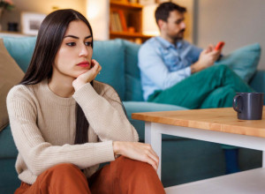 Ako se vaš muž ovako ponaša pred ODLAZAK NA SPAVANJE - vašem braku je odavno odzvonilo!