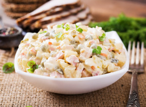 Pre nego što pripremite RUSKU SALATU, obavezno zapamtite ove TRIKOVE: Zbog njih će postati vrhunski specijalitet