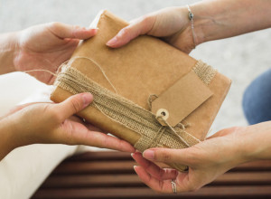 Da li je greh kada PROSLEDIMO poklon koji nam se ne sviđa? Odgovara psiholog Katarina treba li to raditi