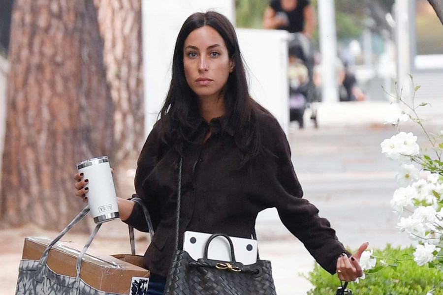 Devojka Breda Pita izgleda senzacionalno: Vitke noge, efektna suknja i sandale koje su čista fantazija