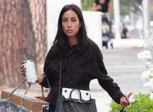 Devojka Breda Pita izgleda senzacionalno: Vitke noge, efektna suknja i sandale koje su čista fantazija