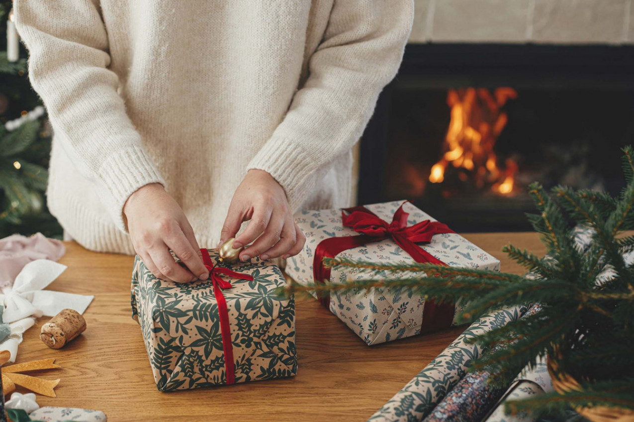 Ne mučite se više oko PAKOVANJA POKLONA: Jednostavan trik sa daskom za peglanje zaludeo je milione! (VIDEO)