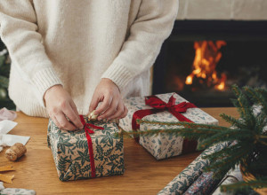 Ne mučite se više oko PAKOVANJA POKLONA: Jednostavan trik sa daskom za peglanje zaludeo je milione! (VIDEO)