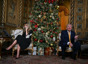 Tramp i Melanija u ulozi "Deda Mraza na vezi": Razgovarali sa decom i pratili njegovo kretanje