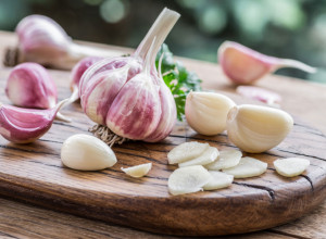 Greška koju skoro svi pravimo sa BELIM LUKOM - evo kako treba da ga jedete!