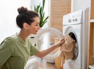 Koristimo ga u pripremi variva i mesa, ali izgleda da čini ČUDA i u veš mašini - isprobajte ovaj TRIK