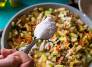 NE BACAJTE HRANU ako ste je presolili: Evo kako da učinite da jelo bude kao da nije ni soljeno