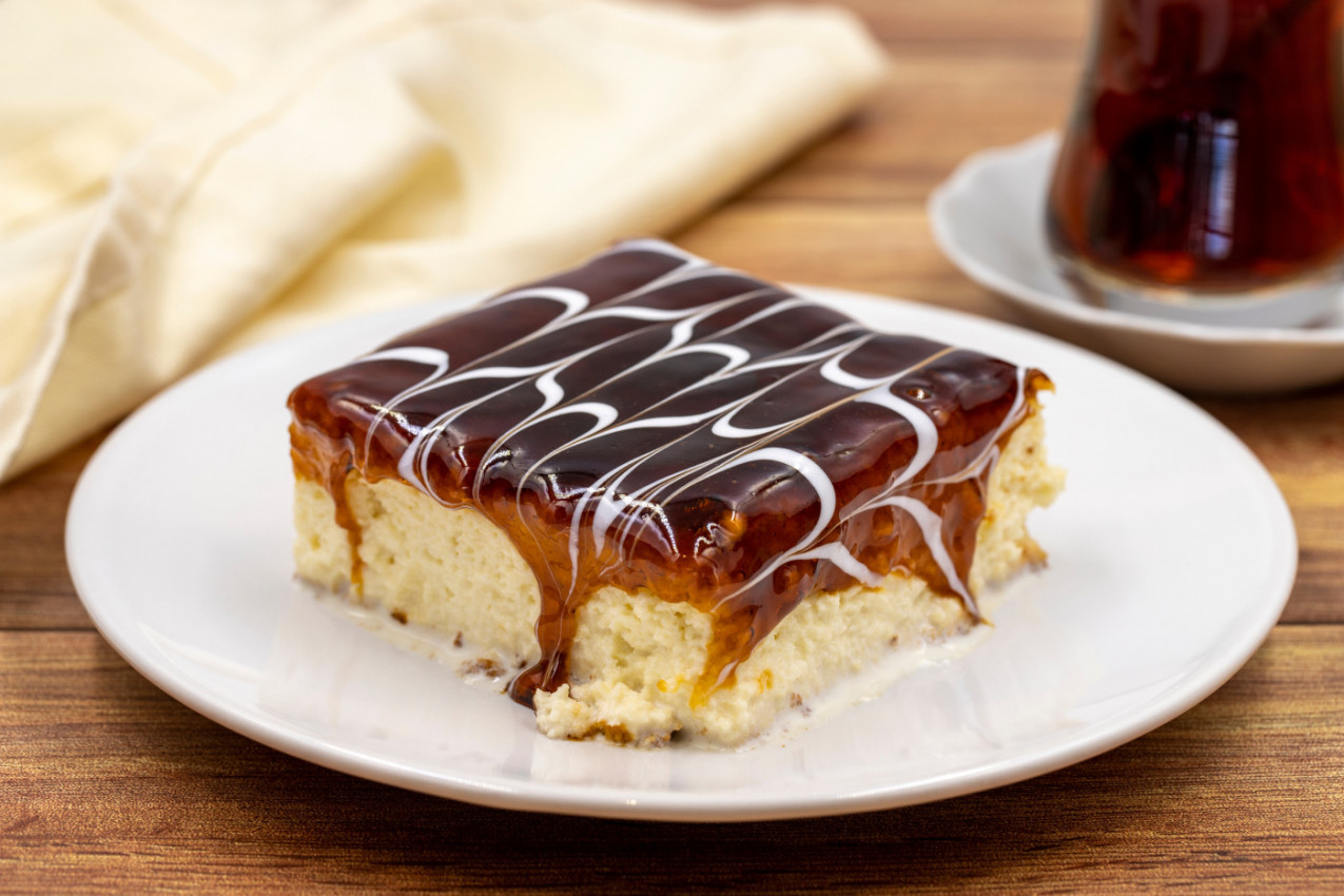 Kolač koji osvaja sve generacije i države: Pravi se nikad brže, a biskvit je natopljen mlekom i završen karamel prelivom