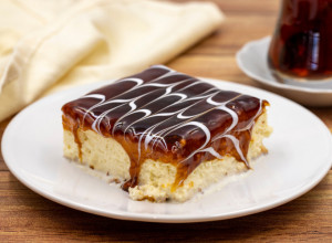 Kolač koji osvaja sve generacije i države: Pravi se nikad brže, a biskvit je natopljen mlekom i završen karamel prelivom
