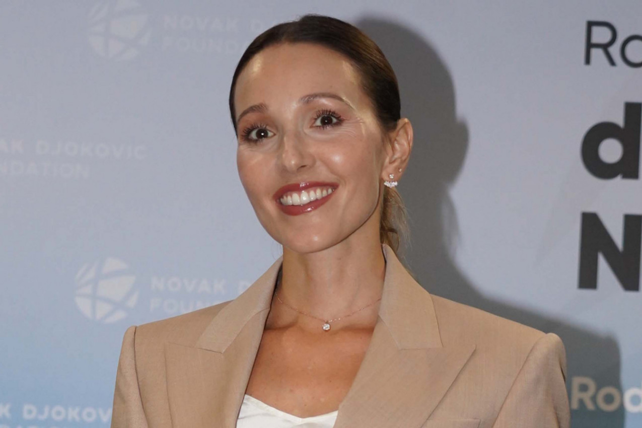 JELENA ĐOKOVIĆ pozirala otkopčanih farmerki,  a za to ima dobar razlog - mreže gore! (FOTO)