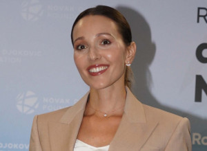 JELENA ĐOKOVIĆ pozirala otkopčanih farmerki,  a za to ima dobar razlog - mreže gore! (FOTO)