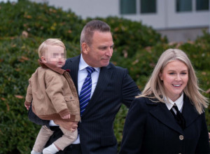 Najmlađa portparolka Bele kuće (28) TRUDNA sa ŠEZDESETOGODIŠNJAKOM! Stariji je od njene majke, a govorili su da je zaljubljena u TRAMPA