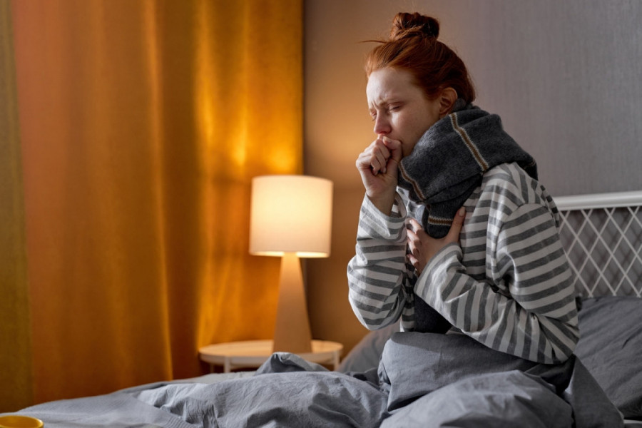 Zašto kašalj postaje jači tokom noći i kako ga ublažiti