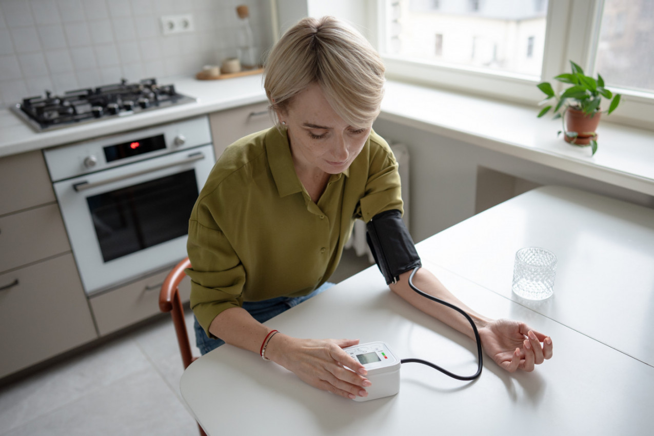 Zimski meseci podižu krvni pritisak: Lekari upozoravaju zašto su praznici RIZIČNI ZA SRCE!