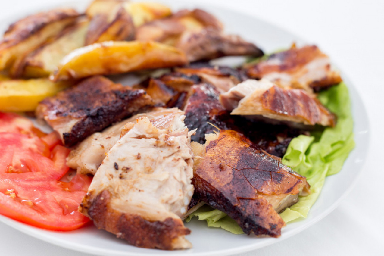 Svi misle da je sa ražnja, a pečena je u rerni: Prasetinu koja puca pod zubima možete da spremite i kod kuće