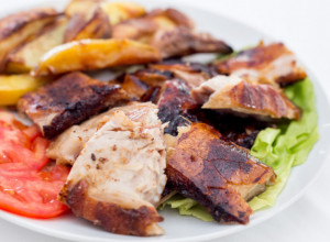 Svi misle da je sa ražnja, a pečena je u rerni: Prasetinu koja puca pod zubima možete da spremite i kod kuće