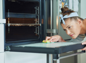 Masnoća iz rerne nestaje PREKO NOĆI uz jednu namirnicu koju svi imamo u kuhinji  - i to bez ribanja
