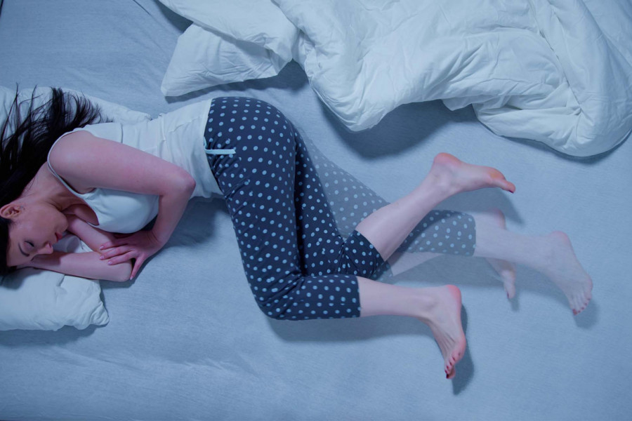 Ako vam se noću javljaju ova tri simptoma, možda imate sindrom nemirnih nogu