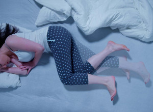 Ako vam se noću javljaju ova tri simptoma, možda imate sindrom nemirnih nogu