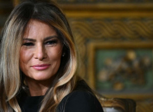 Melanija u najprovokativnijoj haljini dosad! Smeli dekolte, srebrni sjaj i silueta boginje - ulazak u 2026. koji će podeliti Ameriku