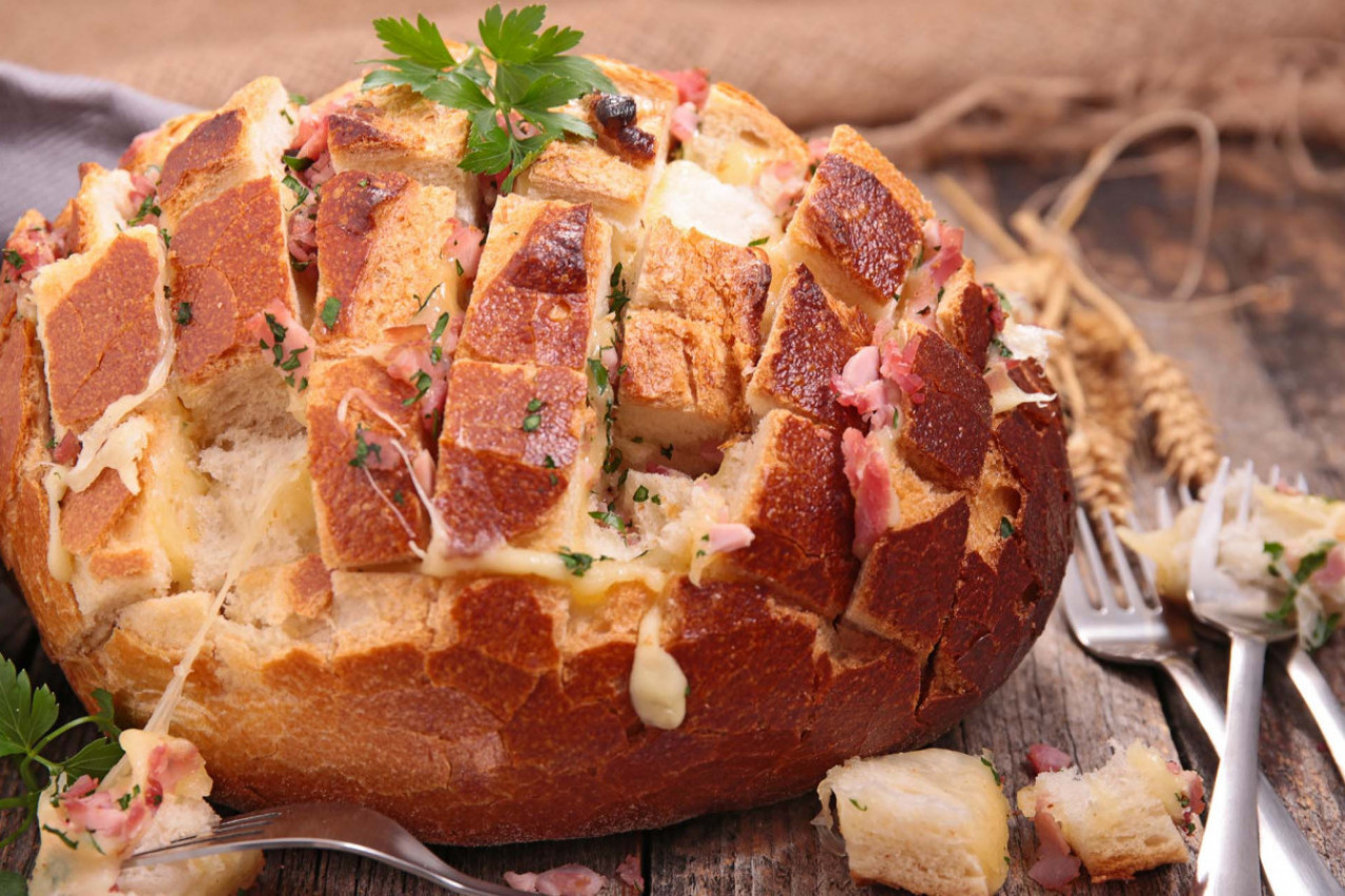 Doručak oko kojeg se svi otimaju: Neodoljivi punjeni hleb sa rastopljenim sirom i slaninom nestaje za 5 minuta