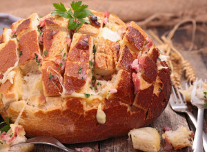 Doručak oko kojeg se svi otimaju: Neodoljivi punjeni hleb sa rastopljenim sirom i slaninom nestaje za 5 minuta