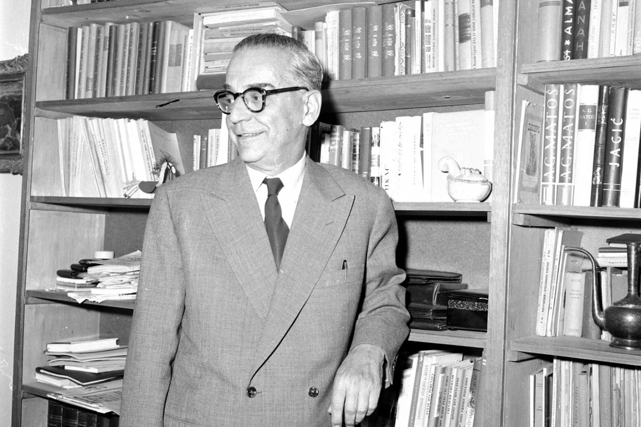 Žena stoji kao kapija, na izlazu i ulazu ovog sveta