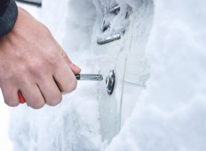 Brava ZALEDILA i ne možete da otključate automobil: Ne brinite, ovaj TRIK rešava problem!