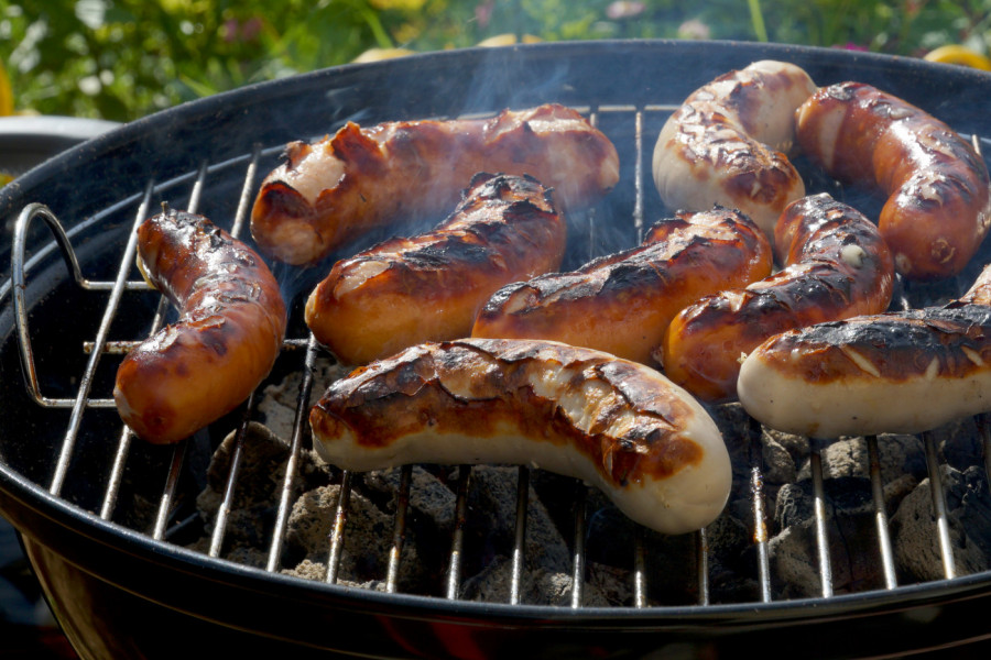 Kako da kobasice NE PUCAJU i budu kao iz restorana? Jedan trik čini ih mnogo ukusnijim