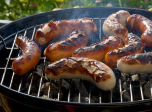 Kako da kobasice NE PUCAJU i budu kao iz restorana? Jedan trik čini ih mnogo ukusnijim