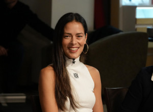 ANA IVANOVIĆ u providnoj čipkanoj haljini zapalila mreže: Mini-suknja otkrila vitke noge, praznici mogu da počnu! (FOTO)