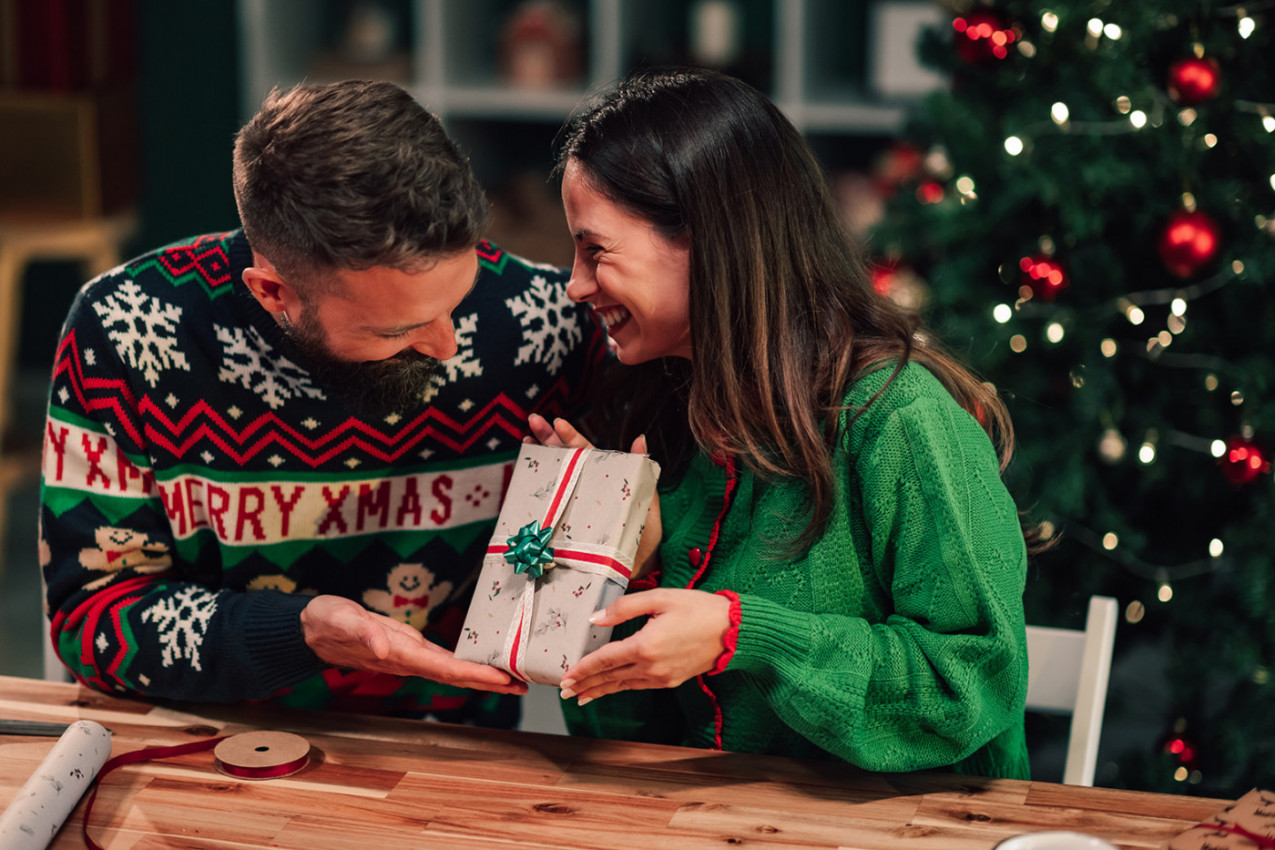 Stručnjaci upozoravaju: Ako vam partner ovo POKLONI ZA BOŽIĆ, vaša veza možda neće preživeti 2026. godinu