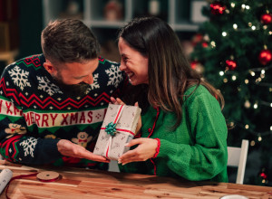Stručnjaci upozoravaju: Ako vam partner ovo POKLONI ZA BOŽIĆ, vaša veza možda neće preživeti 2026. godinu